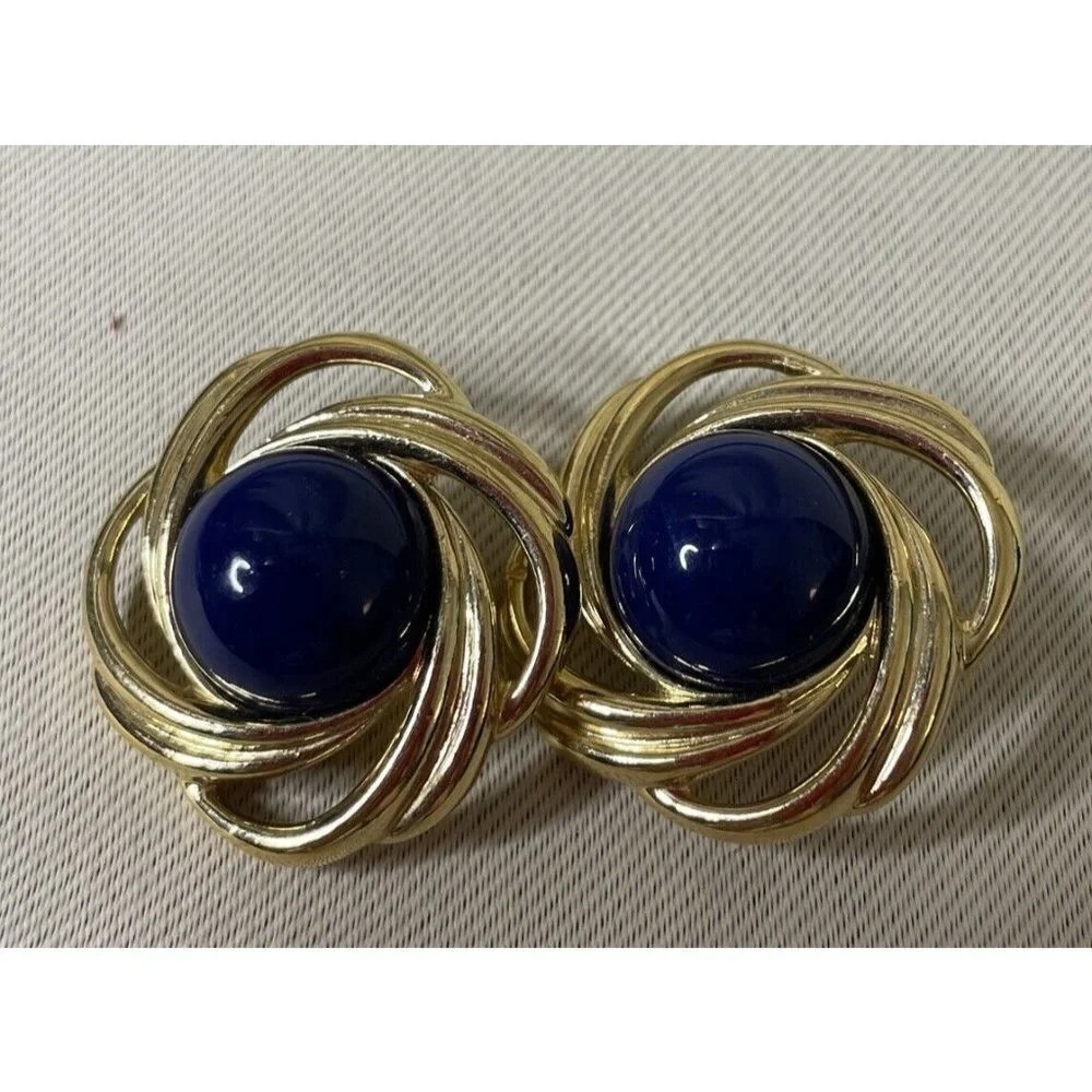 Trifari Womens Clip On Earrings Gold Tone Blue Vintage Swirl Knot Cabochon Glam - Picture 1 of 4